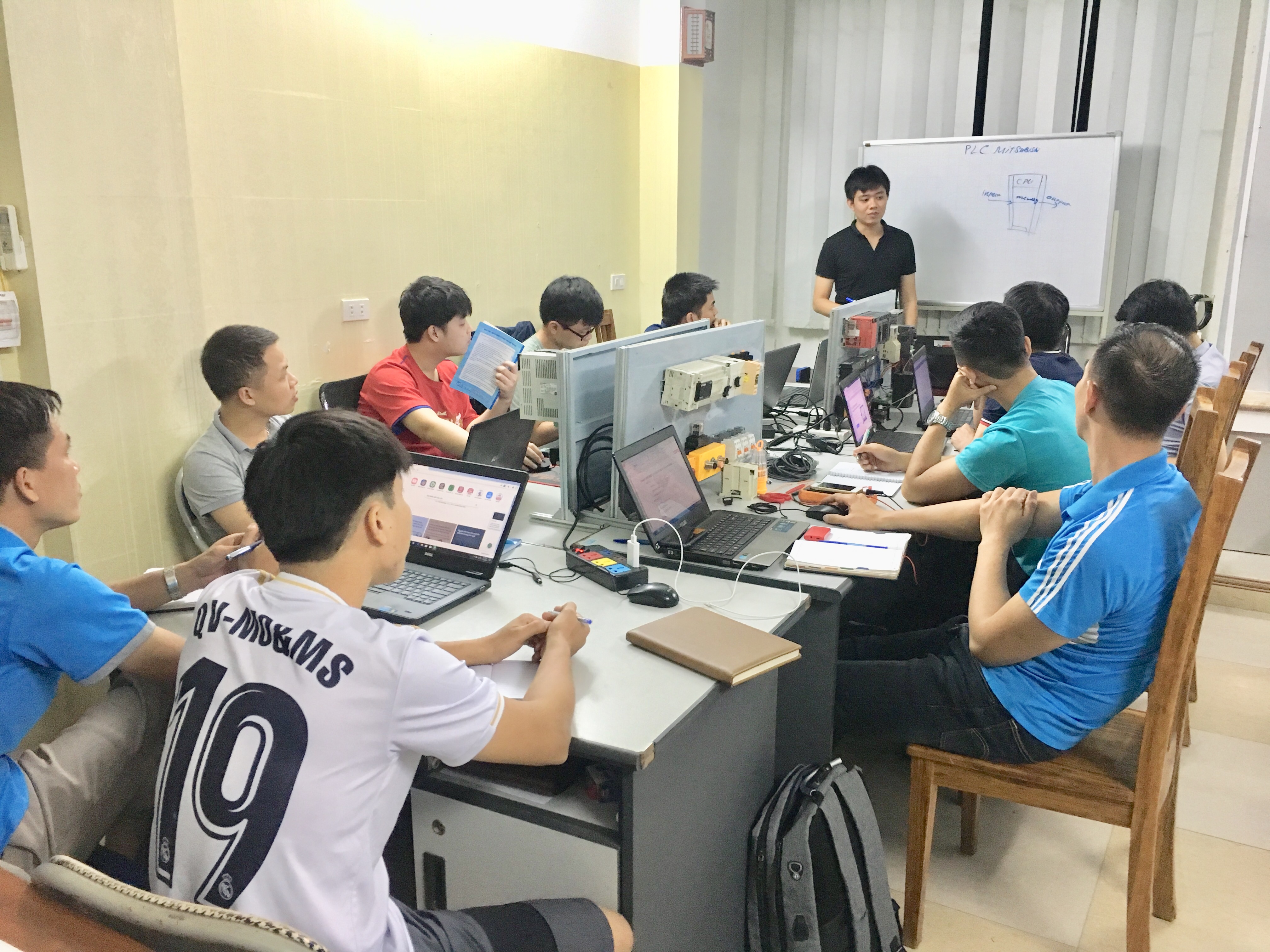 Học Lập Trình PLC Cho Người Mới Bắt Đầu