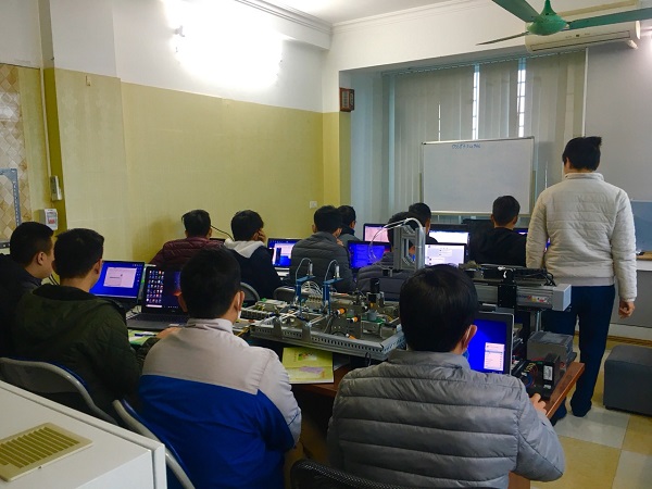 Học viên đang thực hành lập trình plc tại PLCTech