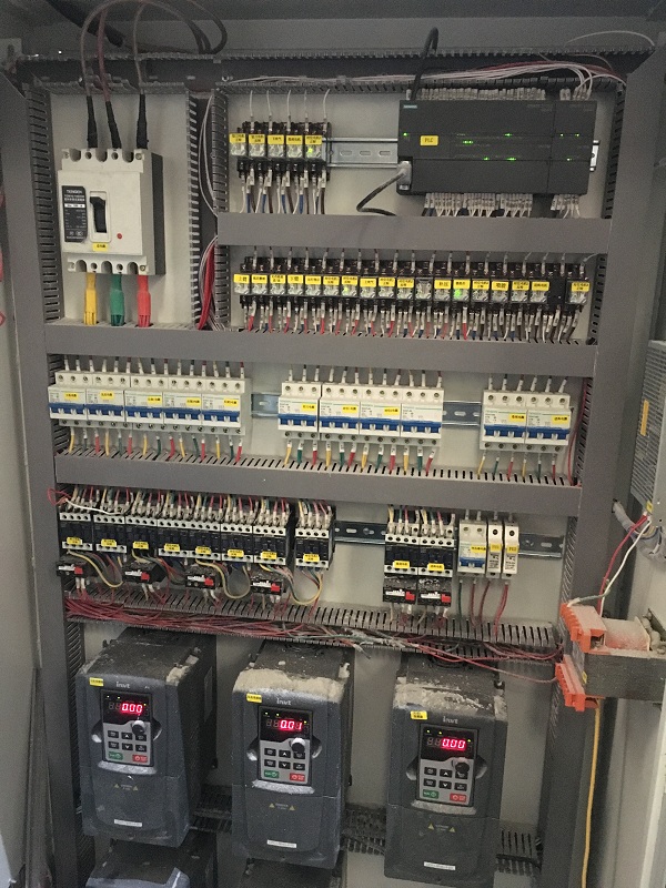 Tủ điều khiển máy chạy tự động