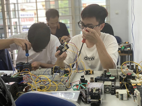 học viên lớp tủ điện tại plctech